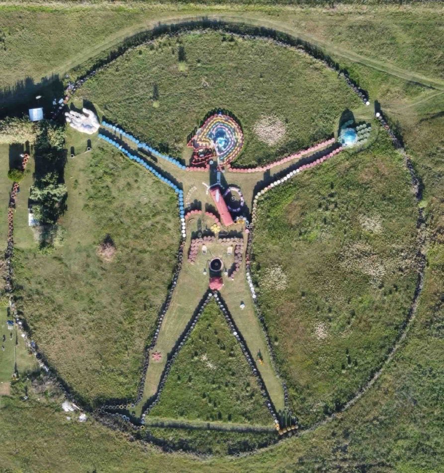 La figura del MIVI vista desde el dron, sobre la tierra