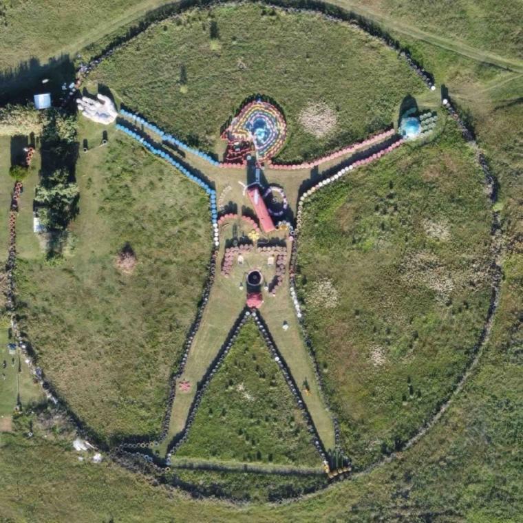 Vista aérea de la figura humana del Museo Interactivo Vitruvio trazada sobre el campo de Punta Espinillo.